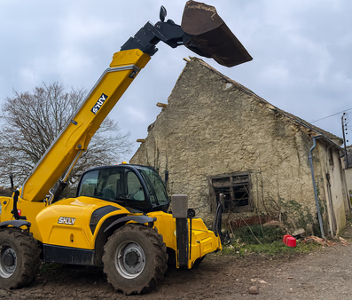 Couvreur Jean Baptiste Couverture travaillant sur une toiture, portant un casque de sécurité et un t-shirt avec le logo de l’entreprise.